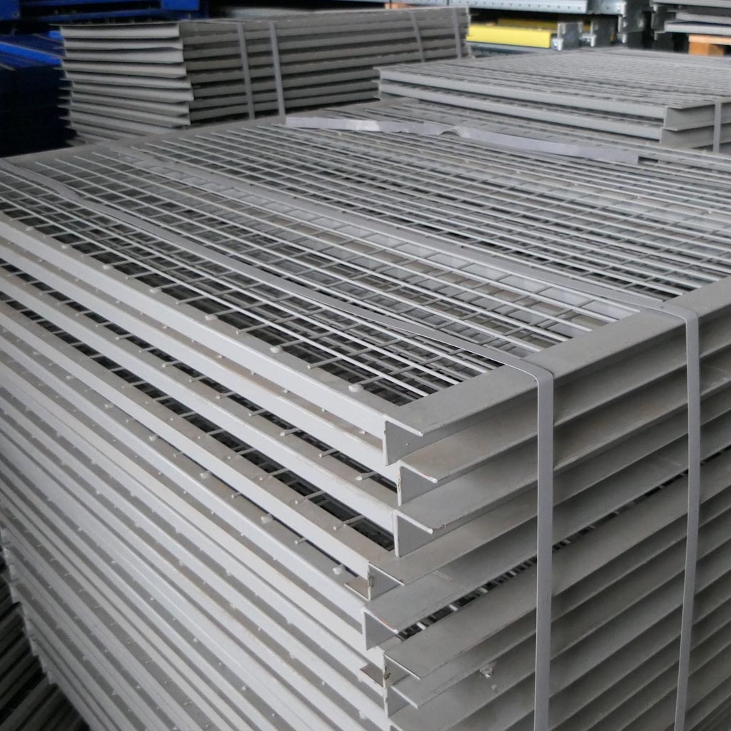 Gebruikte JH Esmena palletstelling 3000x1900x1100mm (hxbxd) - 3 niveaus + grijze draadroosters aanbouwsectie